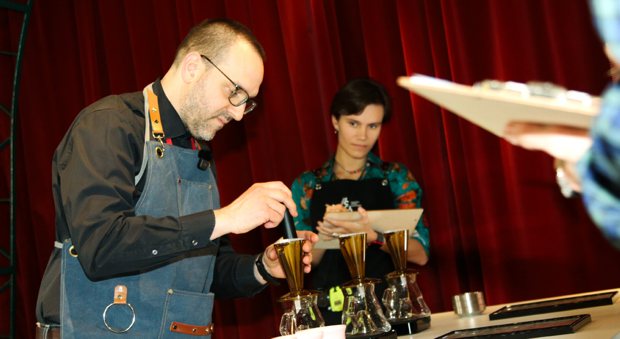 Mihnea Nicolescu brewing on the Romanian Brewers Cup stage