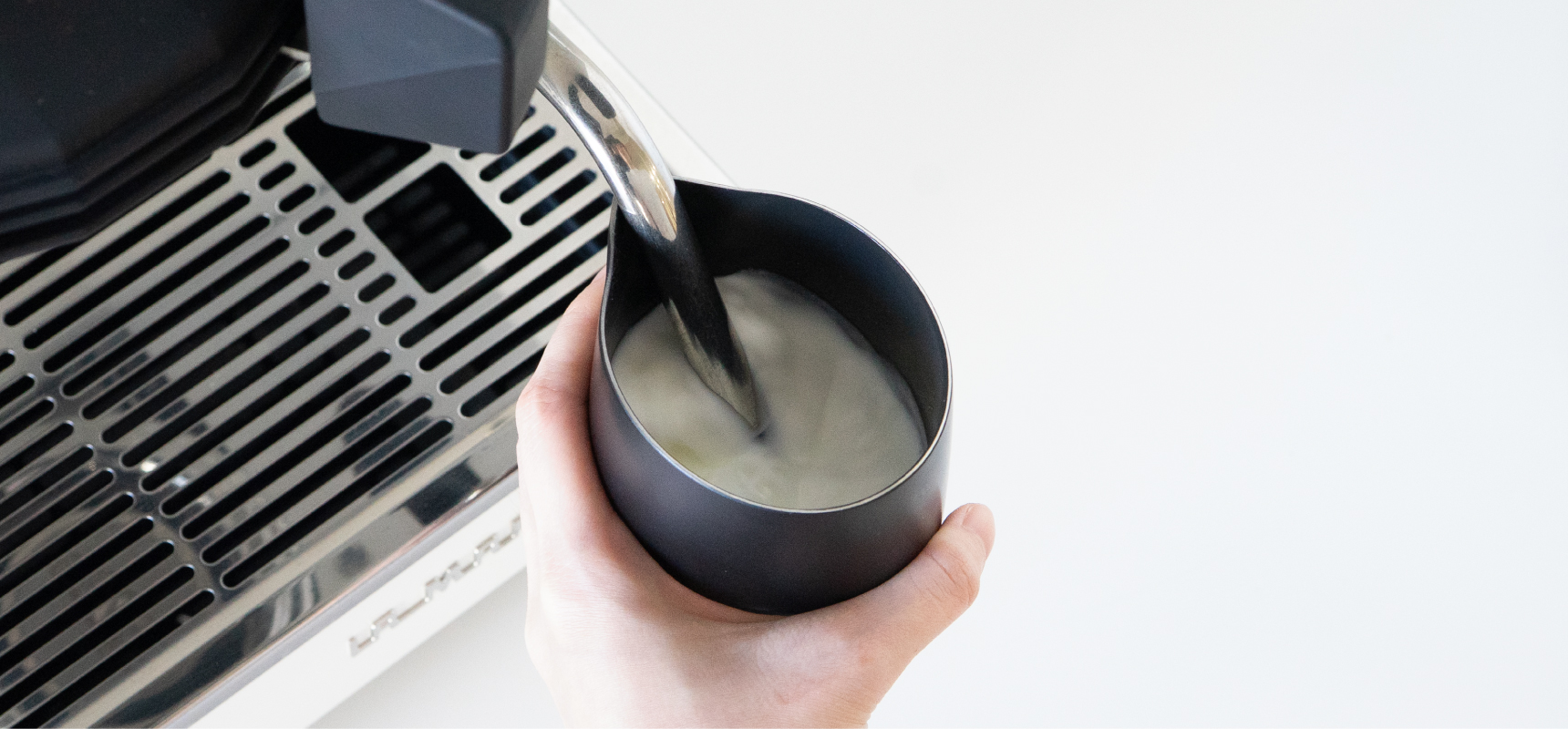 Pouring latte art with Nova
