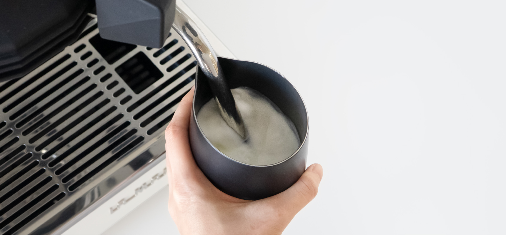 Pouring latte art with Nova
